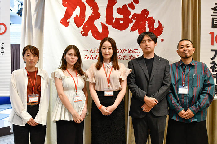 7)赤バッジの表彰は左から小嶋華菜子さん、後藤ありささん、髙橋優弥さん、松尾賢さん.jpeg
