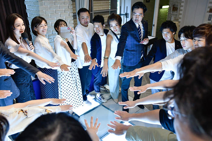 1)恵比寿デイライトメンバーで円陣を組み、本日も張り切ってスタート！.jpeg