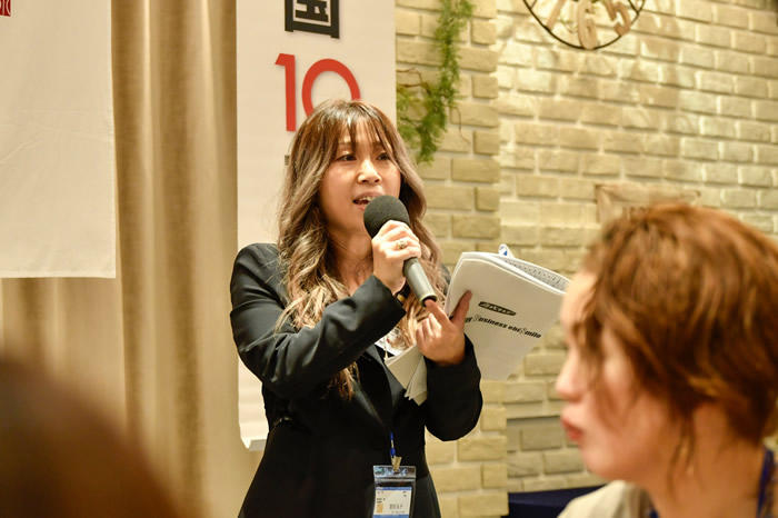 5)お待ちかねのランチタイムです。いただきますのご挨拶は神戸会場代表 宮田礼子さん。.jpeg