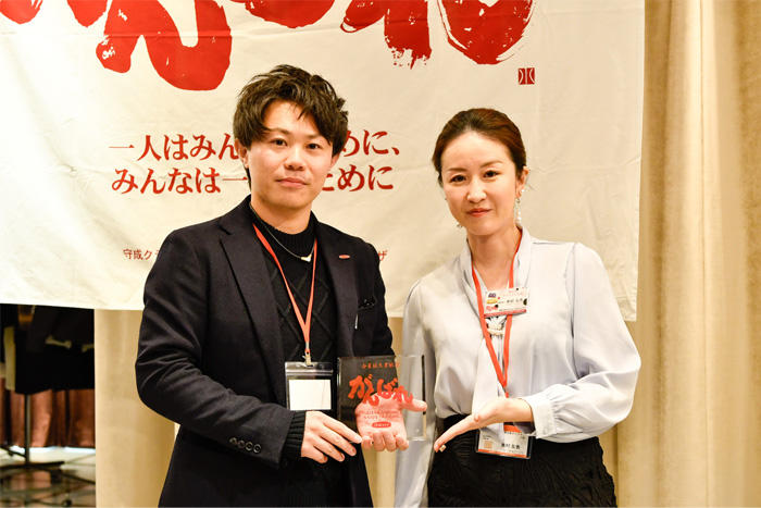 8) がんばれ盾の表彰は山﨑 研太朗さんです。会の拡大に貢献いただきありがとうございます。.jpg