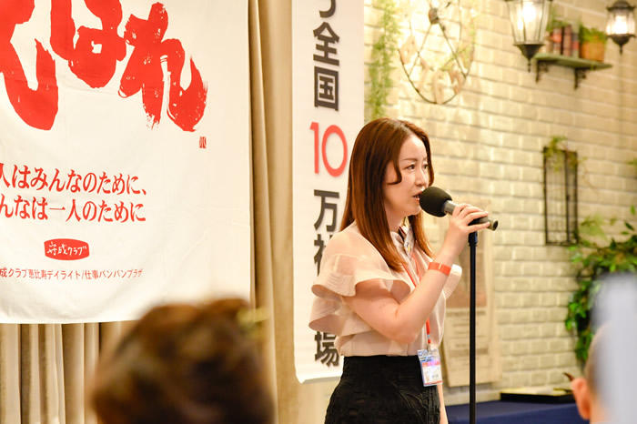2)開会の言葉は代表の挨拶からです。代表の奥村友香さん.jpeg