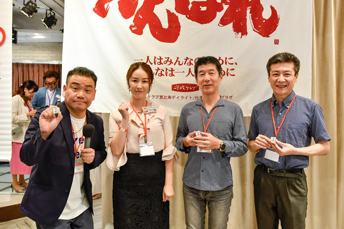 6）赤バッジの表彰は左から山本栄治さん、木野英明さん、鈴木千基さん 。.jpeg