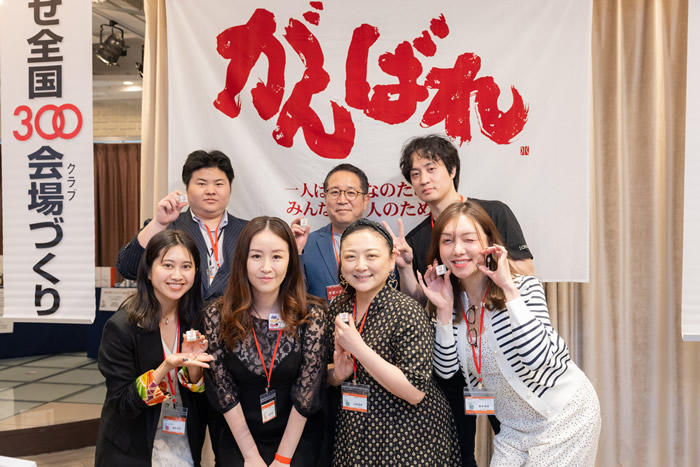6)赤バッジの表彰は前列左から櫻庭莉那さん、山田園恵さん、春本舞華さん。 後列左から山元啓永さん、氣賀澤 洋司さん、星子雅彦さん。.jpeg