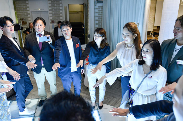 1)円陣を組み、元気よく例会をスタートします！.jpeg